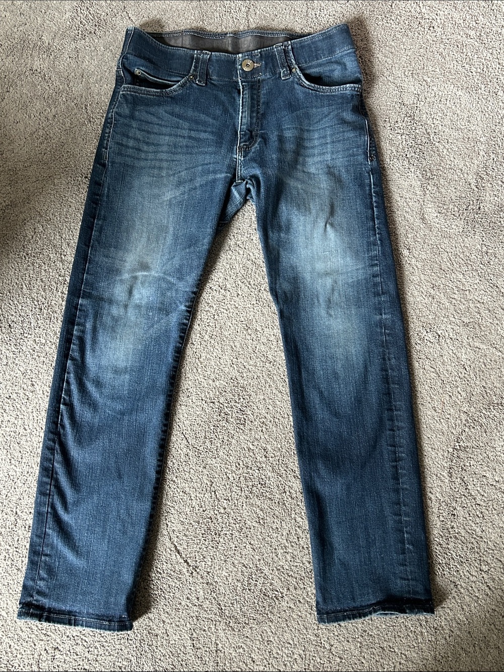 Lee Men's Extreme Motion Straight Jeans in Faded Blue Wash